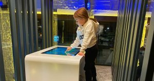 Wie sieht die Spielplatzfläche für Kinder mit einer Fläche von 1 m² aus?